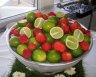 Sommerdeko mit Limetten und Erdbeeren  